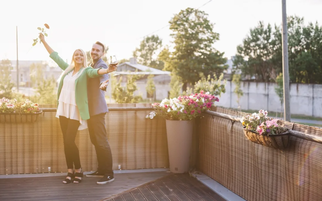 Duży balkon w bloku – jak go zaaranżować?