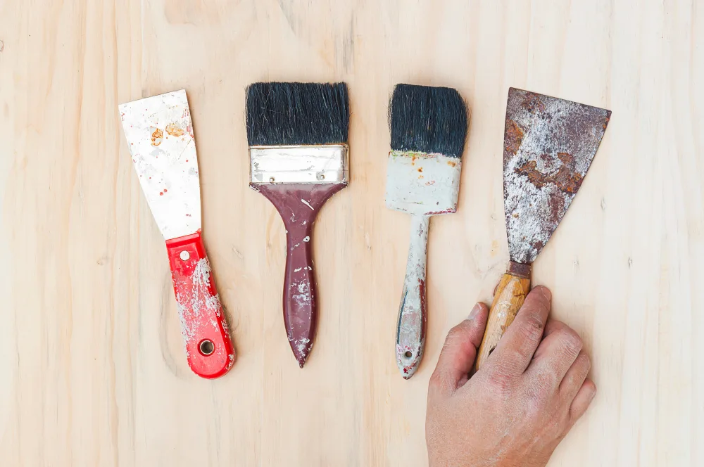 Jak usuwać farbę ze ścian, drewna i metalu – sprawdzone metody | Poradnik